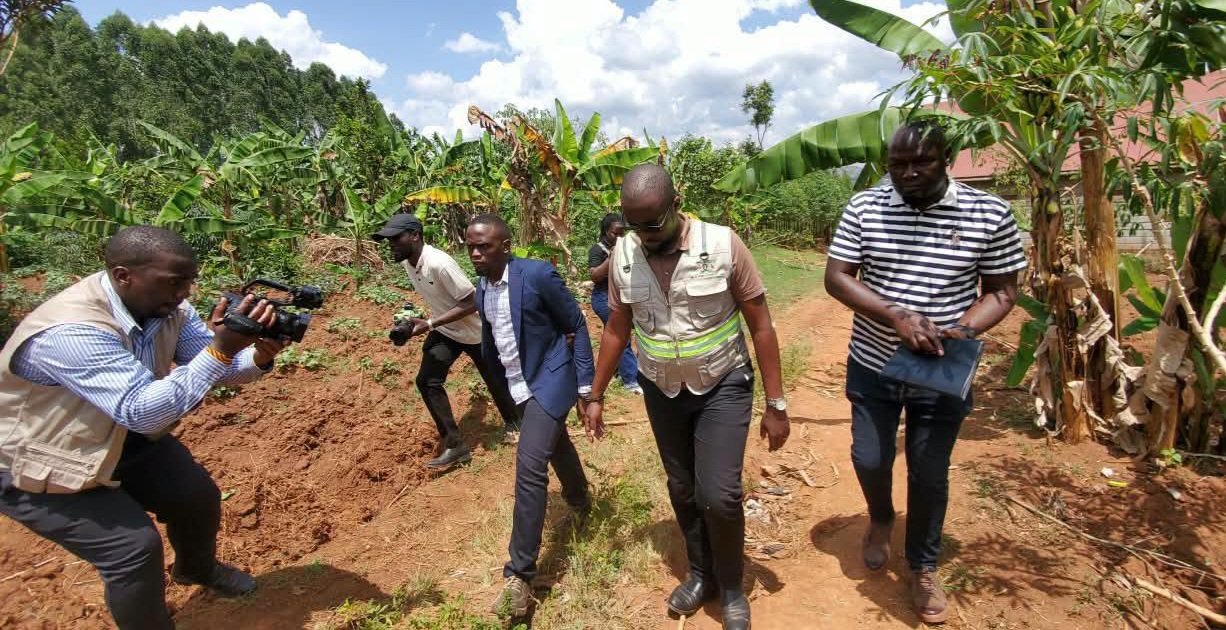 Abakozi ba ministry y'ebyettaka 2 bakwatiddwa - bavunaanibwa kuzimba nnyumba ez'ekimpatiira mu bitundu ewagenda okuyita oluguudo