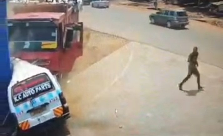 Sino truck eyingiridde taxi e  Wakiso - abantu 2 bafiiriddewo abalala 9 bapooca