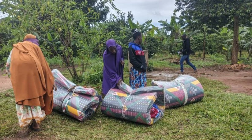 Aba Islamic  Relief- Netherlands ne Hear Uganda badduukiridde abatuuze b’e Bukomansimbi – babawadde obuliri okusitula eby’obulamu