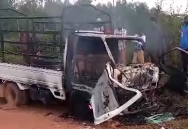 Ababadde babba kasooli e Nakaseke bakubiddwa mizibu – n’emmotoka yaabwe eteekeddwa omuliro