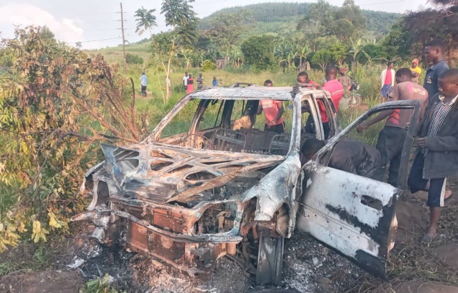 Ababbi ba waya z’amasannyalaze e Ngogwe bawonye okuttibwa – emmotoka yabwe bagiteekedde omuliro