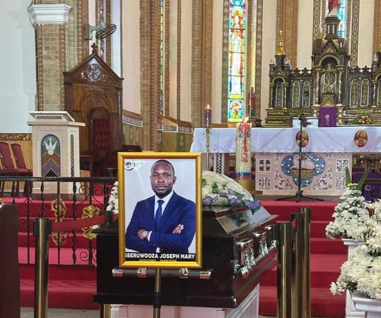 Abadde omukozi wa BBS Terefayina Joseph Sseruwooza bamutenderezza ng’omukozi abadde ow’embala- bamusabidde mu lutikko e Lubaga
