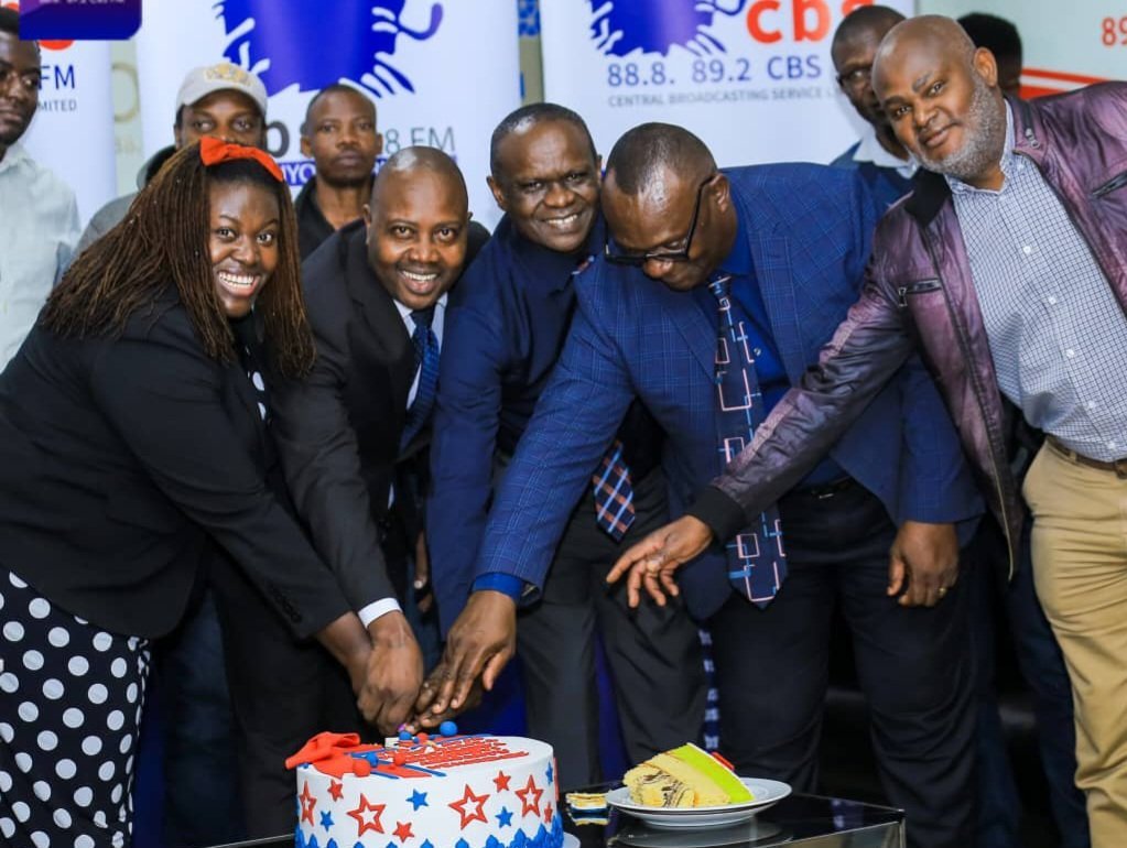 Abakozi ku CBS basaze keeki okukuza amazaalibwa ga Ssaabasajja Kabaka age 71