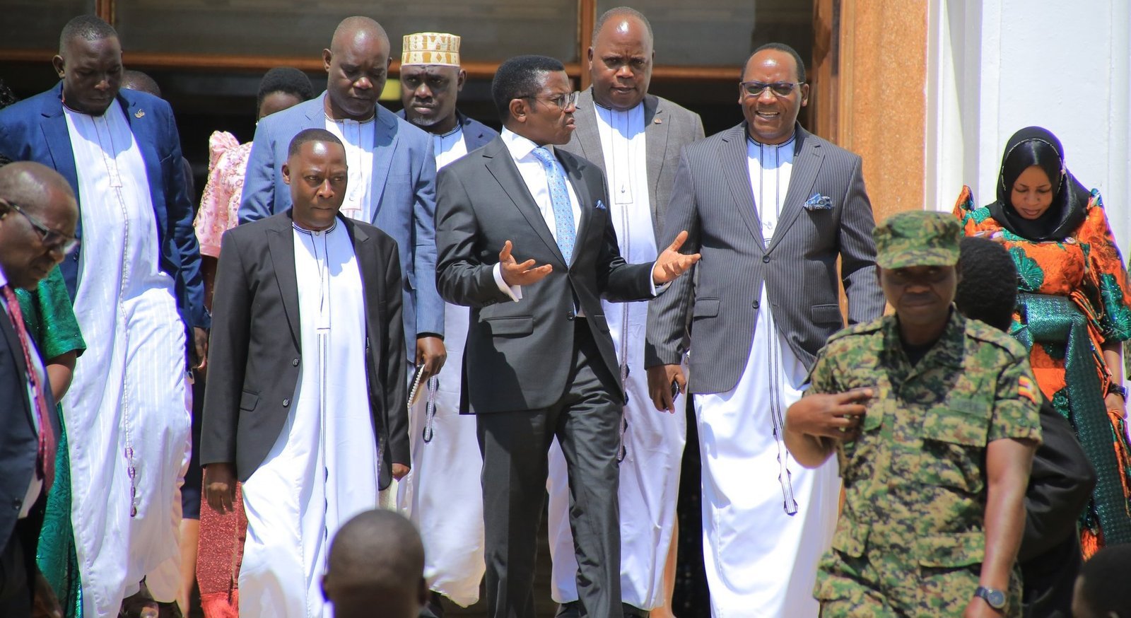 Abakwatidde bendera ekibiina kya Democratic Front mu kalulu ka 2026 bakiise embuga – Katikkiro Mayiga alabudde bannabyabufuzi okwewala ebyobufuzi eby’okuwuddiisa abantu