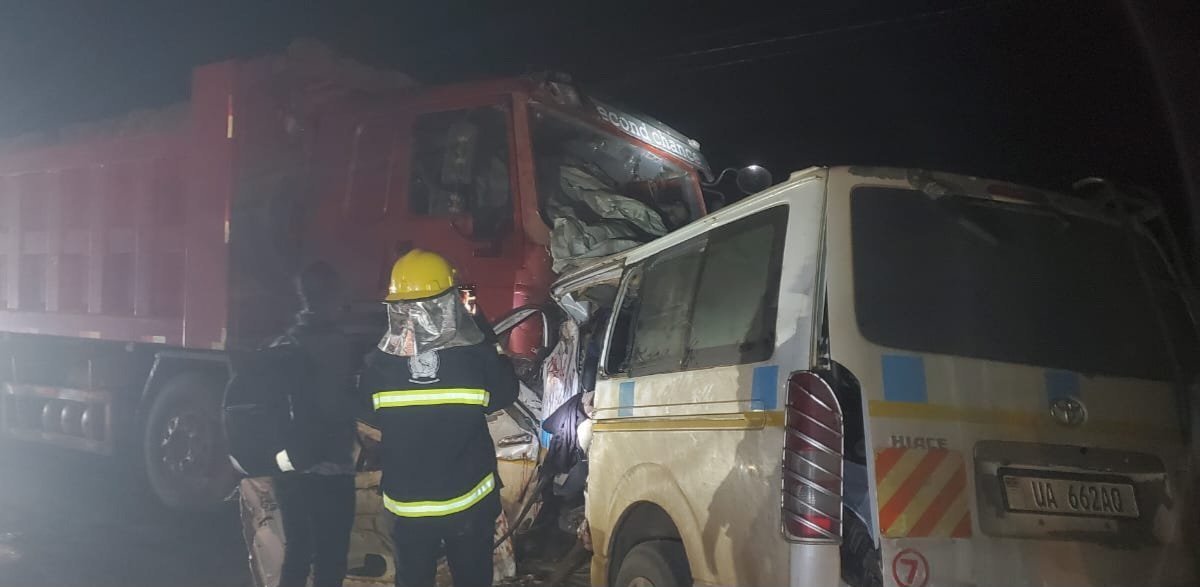 Abantu 14 bafiiridde mu kabenje akagudde mu Lwera – Sinotruck esaabadde Taxi