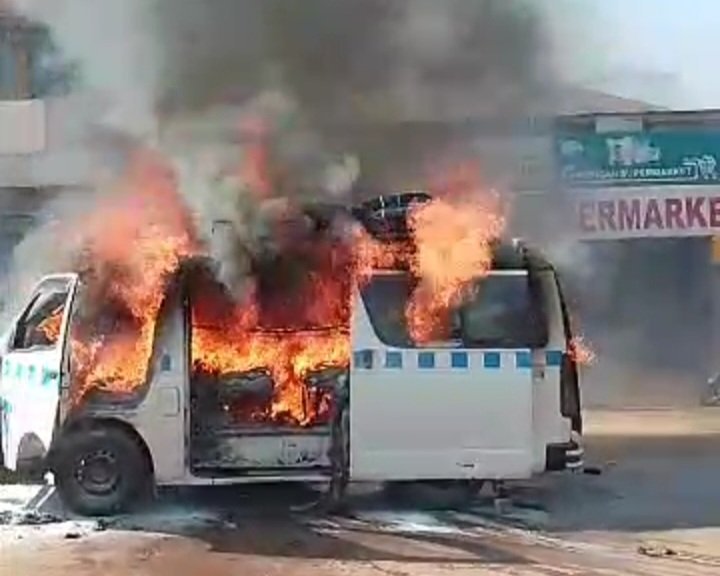 Abantu 3 bafiiridde mu muliro ogukutte emmotoka ya Taxi e Jinja – abalala bapooca