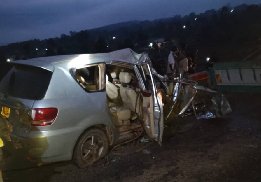 Abantu 5 bafiiridde mu Kabenje akagudde e Kiwawu ku lw’e Mityana – emmotoka ebadde esala kinnya mu luguudo