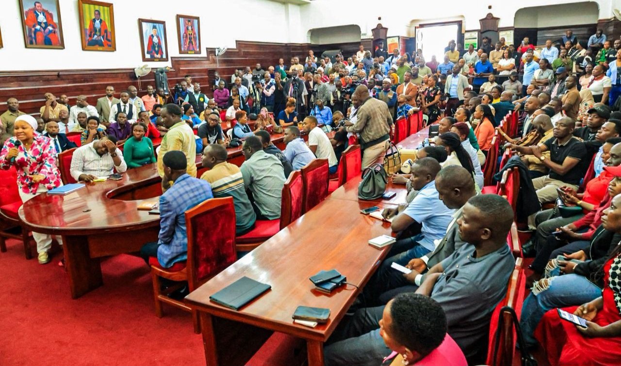 Abasuubuzi abaakosebwa amataba mu Kampala bakalambidde bagala KCCA ebaliyirire – abalala baddukidde mu kooti bagala eyimirize Hammis Kiggundu okuziimba ku mwala gwe Nakivubo