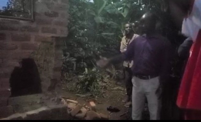 Abatuuze balwanaganye n’abazigu e Bukomansimbi – babasuuzizza emmundu eriko obubonero bwa Uganda police
