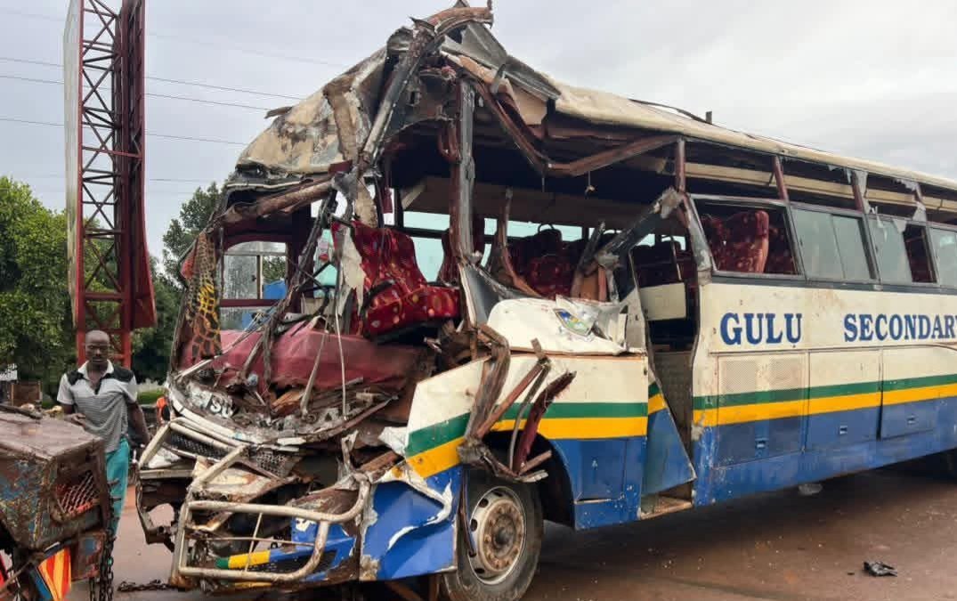 Abayizi ababadde bagenda okulambula bafunye akabenje e Kiryandongo – conductor wa Bus afiiriddewo