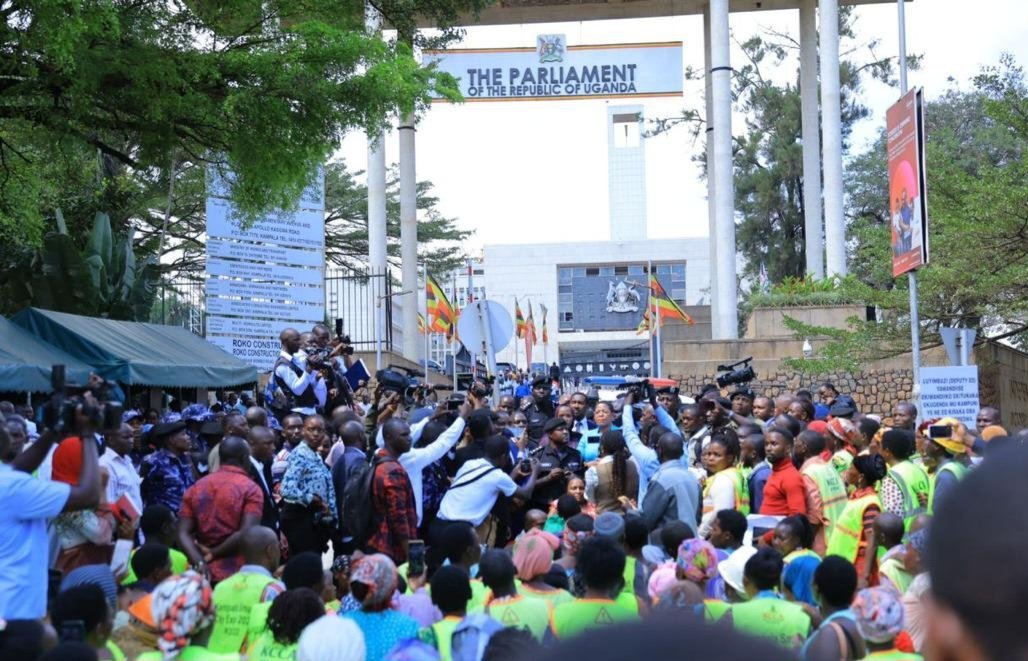 Ab’ebyokwerinda bezoobye n’abeera enguudo mu Kampala – bazinzeeko parliament