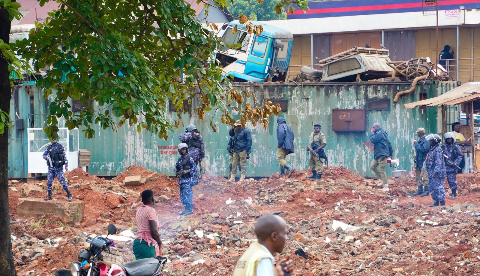 Amagye ne police gongedde okuyiibwa mu Lubigi- NEMA beyasuulidde amayumba bakubiddwamu omukka ogubalagala nga bekalakaasa