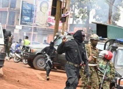 Amasasi n’omukka ogubalagala bimyoose e Kawempe mu kunoonya akalulu ka mumna NUP – abawagizi abawerako bakubiddwa emiggo n’amu bamenyese amagulu