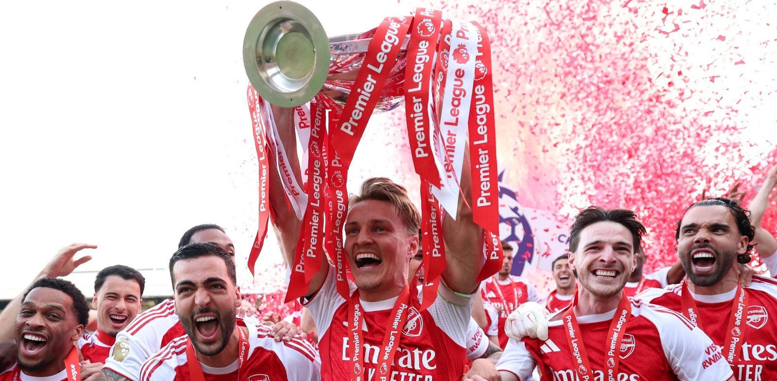 Arsenal the Gunners ekwasiddwa ekikopo kya Bungereza 2025/2026 – abawagizi baayo babinuka okwetoloola ensi yonna