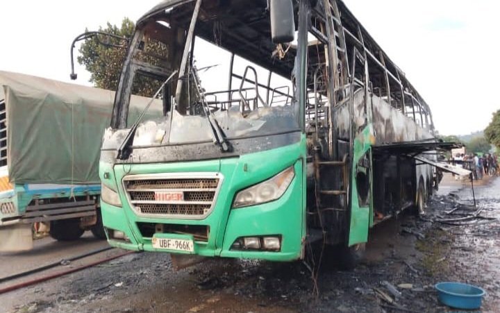 Bus ya kampuni ya Link ekutte omuliro neebengeya ku luguudo lw’e Mityana – abasaabaze basimattuse