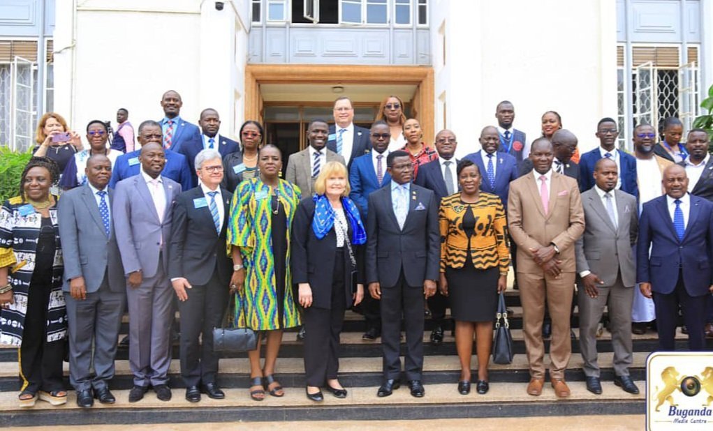 Dr. Stephanie Urchick president wa Rotary munsi yonna –  akiise embuga