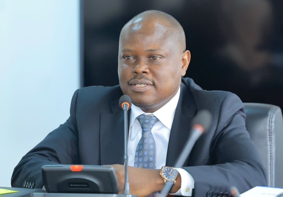 Edward Akol asunsuddwa parliament nga Ssaabalondoozi w’ebitabo bya government omuggya – asikidde John Muwanga