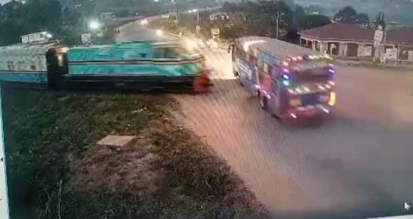 Eggaali y’omukka etomedde bus ebadde etwala abayizi ba Mwebaze High school okulambula – omusomesa afiiriddewo