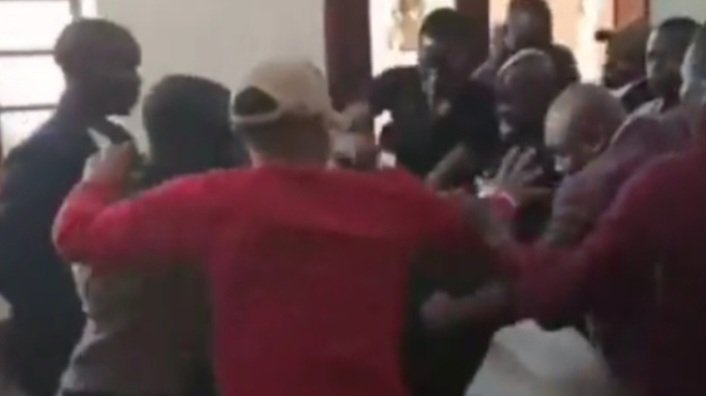 Eηηuumi n’ensambaggere bimyoose mu kooti e Nakawa – Dr.Kiiza Besigye ne Obed Kamulegeya bakomezeddwawo mu kooti