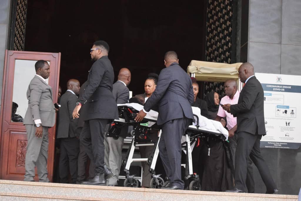 Enguumi enyoose mu parliament ya Uganda – omubaka Francis Zaake bamutwalidde mu kagaali