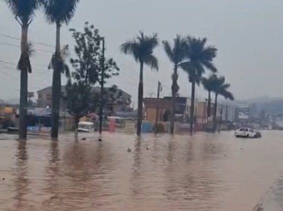Enkuba efudembye mu Kampala esannyalazza emirimu – amazzi gasazeemu oluguudo lw’Entebbe e Namasuba