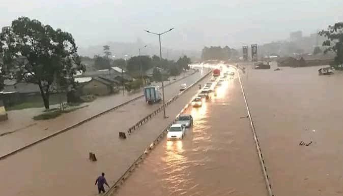 Enkuba esannyalazza emirimu mu Kampala n’emiriraano – emyala gibooze mu nguudo n’amayumba
