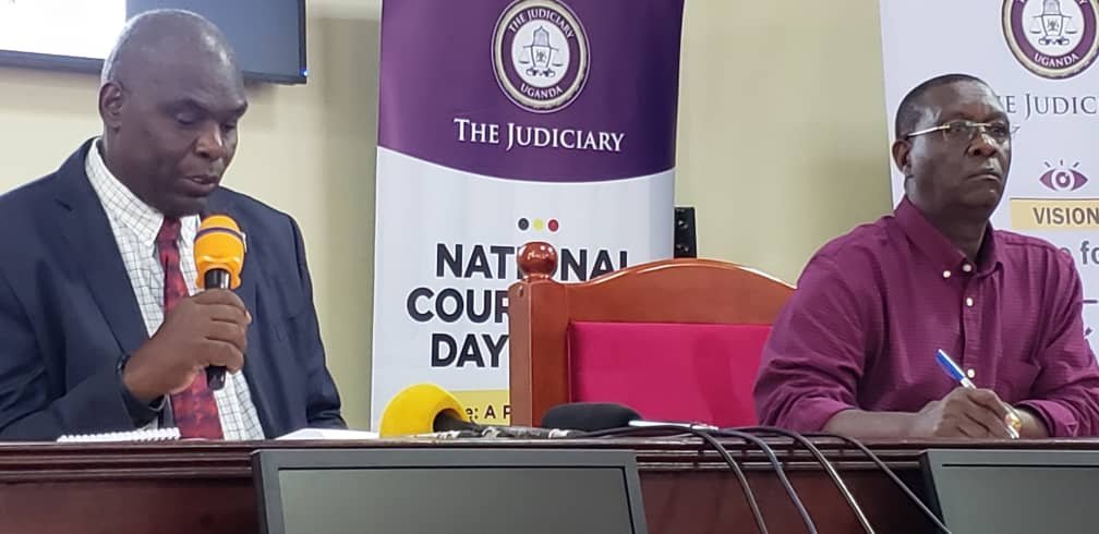 Ensisinkano y’abalamuzi abakulu n’abantu ba bulijjo – buli alina ekibuuzo ku by’amateeka wakuddibwamu kwolwo