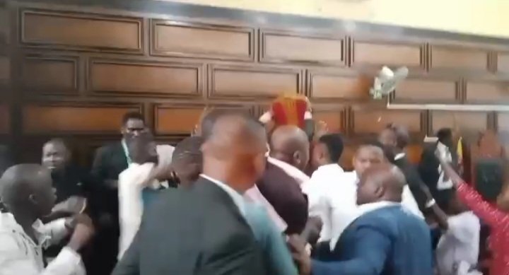 eⴄⴄuumi n’ensambaggere bimyose ku City Hall – ba kansala bakubaganye lwa kasasiro