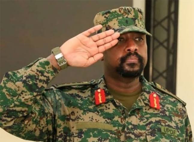 Gen.Muhoozi Kainerugaba alondeddwa ng’Omuduumizi w’eggye ly’eggwanga – asikidde Gen.Wilson Mbasu Mbadi