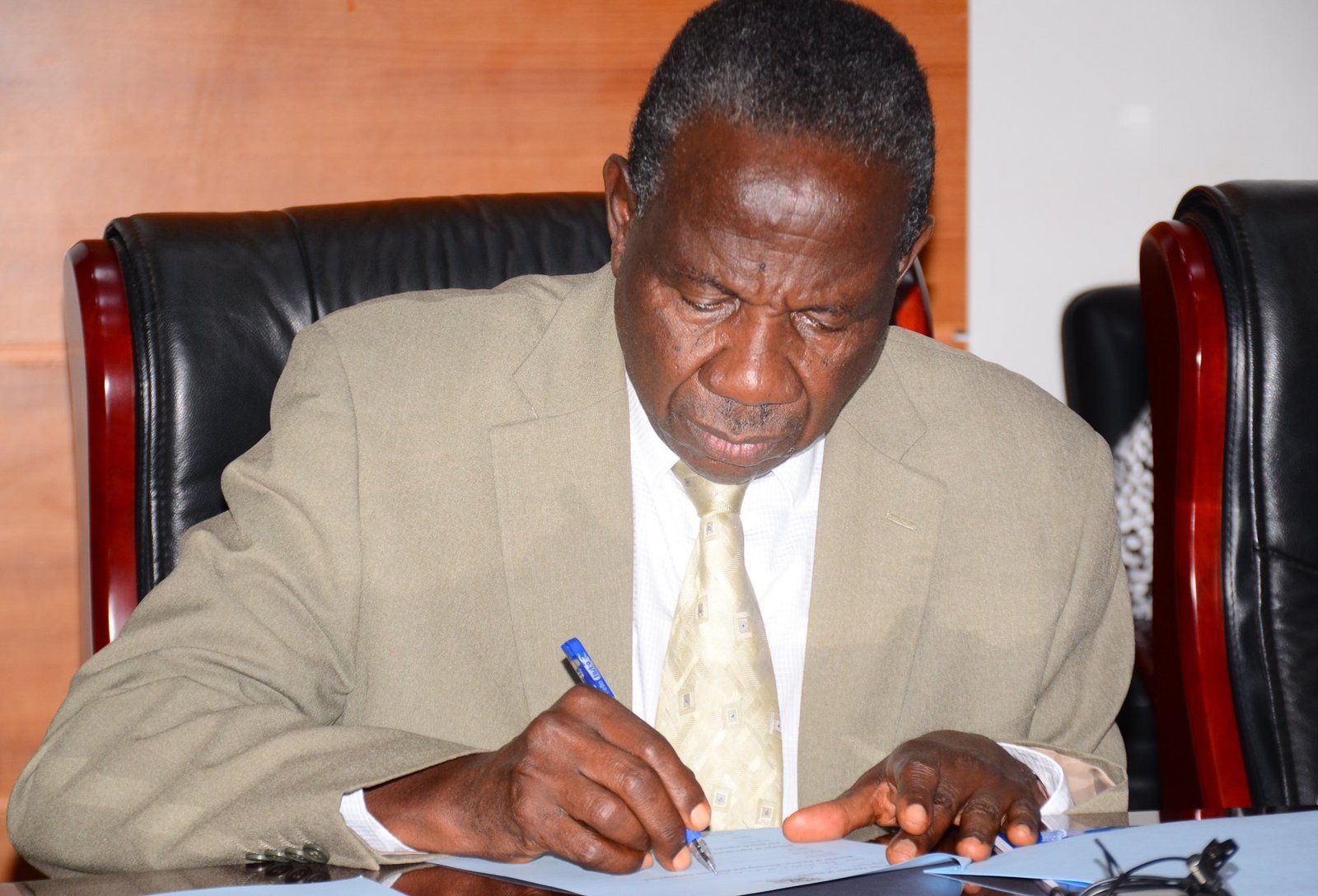 Government eteekateeka okwewola ensimbi trillion 18 okugiyambako okuddukanya eggwanga – kuliko ezigenda okuzimba Standard Gauge Railway
