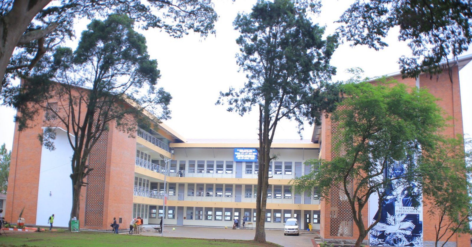 Katikkiro Mayiga agguddewo ekizimbe ekituumiddwa Daudi Chwa ku ssomero lya Kings College Buddo