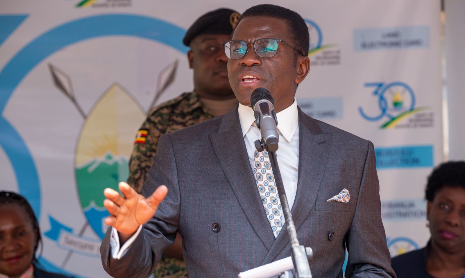 Katikkiro Mayiga akubirizza abakozi ba Buganda Land Board okutaasa ettaka lya Buganda eritwalibwa abasaatuusi