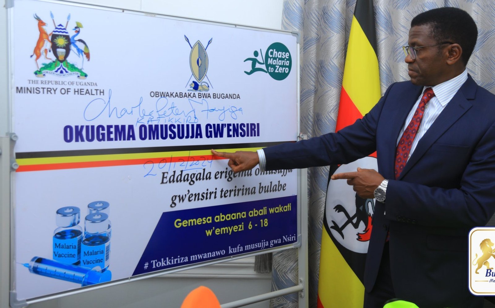 Katikkiro Mayiga akulembeddemu kaweefube w’okukubiriza abantu okugemesa abaana omusujja gw’ensiri