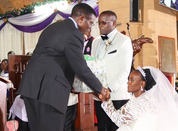Katikkiro Mayiga asibiridde Simon Senkaayi n’omukyala entanda – abavubuka abaagala okutuuka ku buwanguzi nabo alina amagezi gabawadde