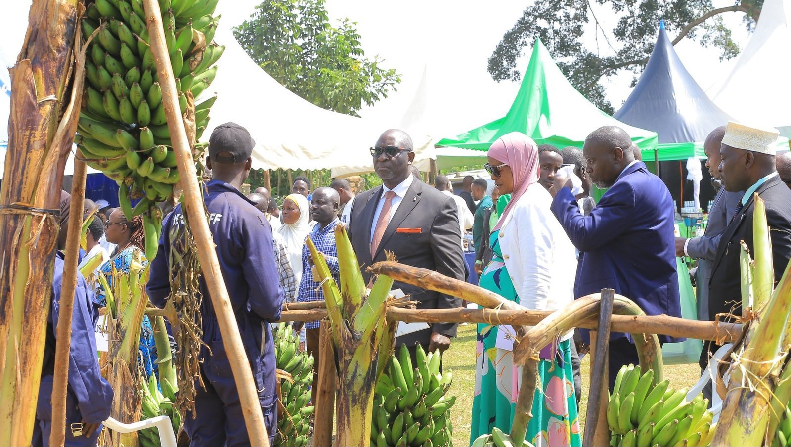 Katikkiro Mayiga mu butongole agguddewo omwoleso gwa CBS Pewosa e Masaka