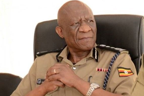 Martin Okoth Ochola mu butongole awaddeyo wofiisi ya Ssaabapolice wa Uganda eri omumyuka we – awandiise ekitabo kya miko 300 atottola byakoledde police