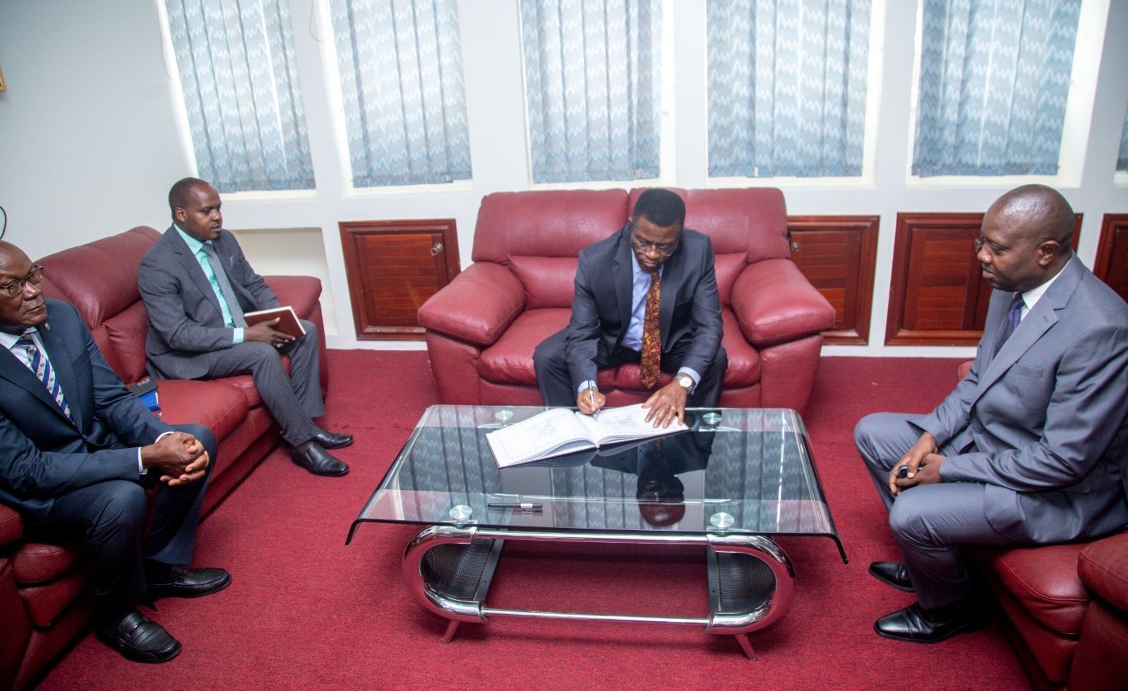 Mu bifaananyi: Katikkiro Charles Peter Mayiga ng’alambula abakozi ba CBS FM mu 2024