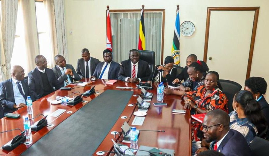 Obunkenke bweyongedde mu babaka ba parliament olw’obukadde bwa shs 100 – abali lu ludda oluvuganya bassiddwako obukwakkulizo