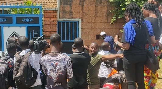 Okukuza olunaku lw’abakozi – abakozi mu bibiina ebyenjawulo nga bakulembeddwamu bannamawulire bakyakukkuluma olw’embeera mwebakolera