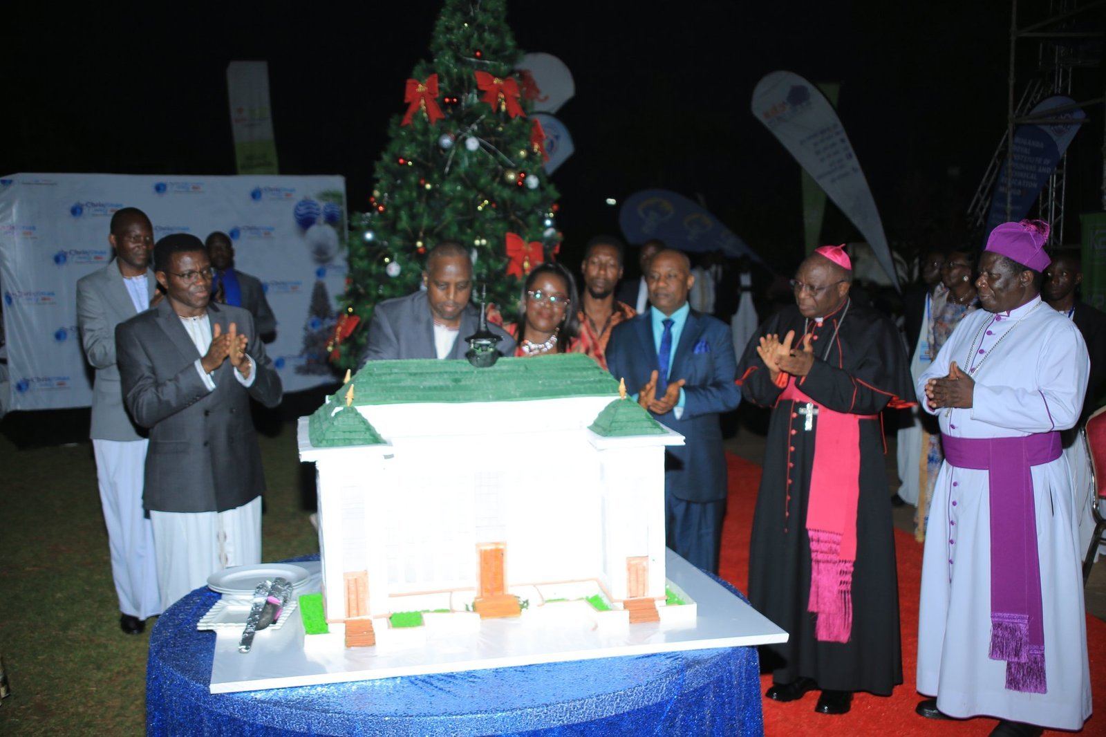 Okuyimba ennyimba za Ssekukkulu mu Bulange e Mengo – mubaddemu okusabira Uganda ebeeremu akalulu ak’amazibs n’obwenkanya