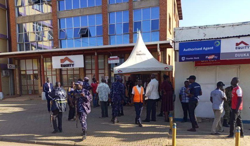 Olukwe lw’okubba ensimbi mu Equity bank lugudde butaka – abakuumi 2 bakwatiddwa