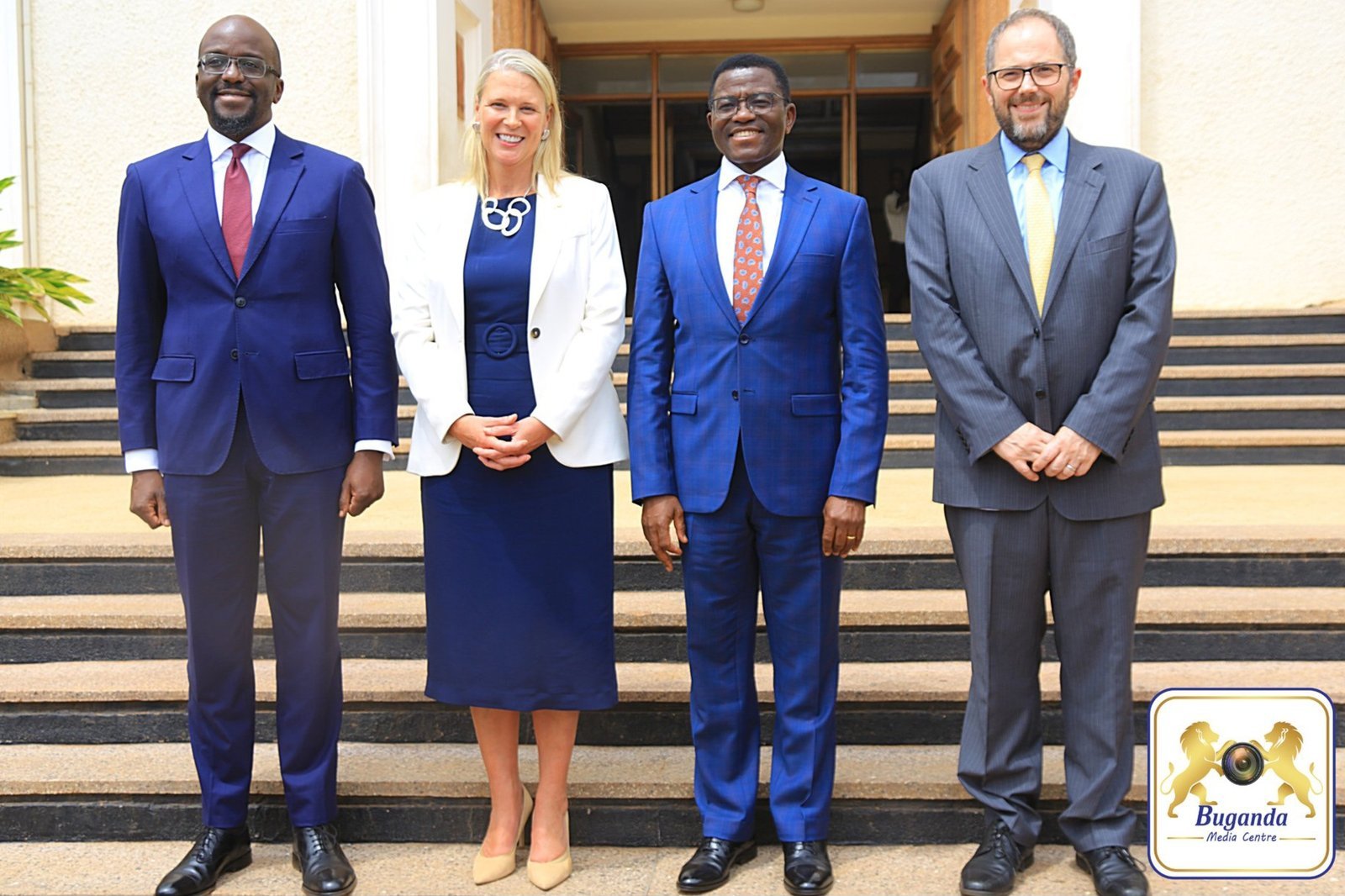 Omubaka wa Bungereza H.E Lisa Chesney akiise e  Mbuga
