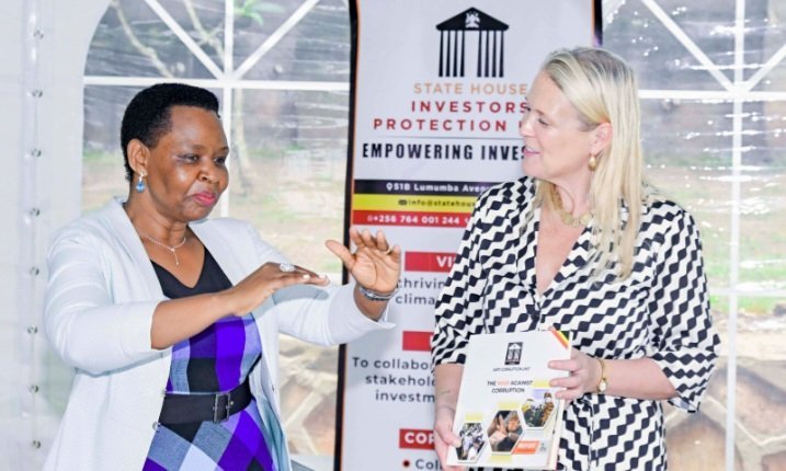 Omubaka wa Bungereza mu Uganda Lisa Chesney asisinkanye akakiiko akakola ku bamusigansimbi – okutema empenda z’okusitula obusuubuzi mu Uganda