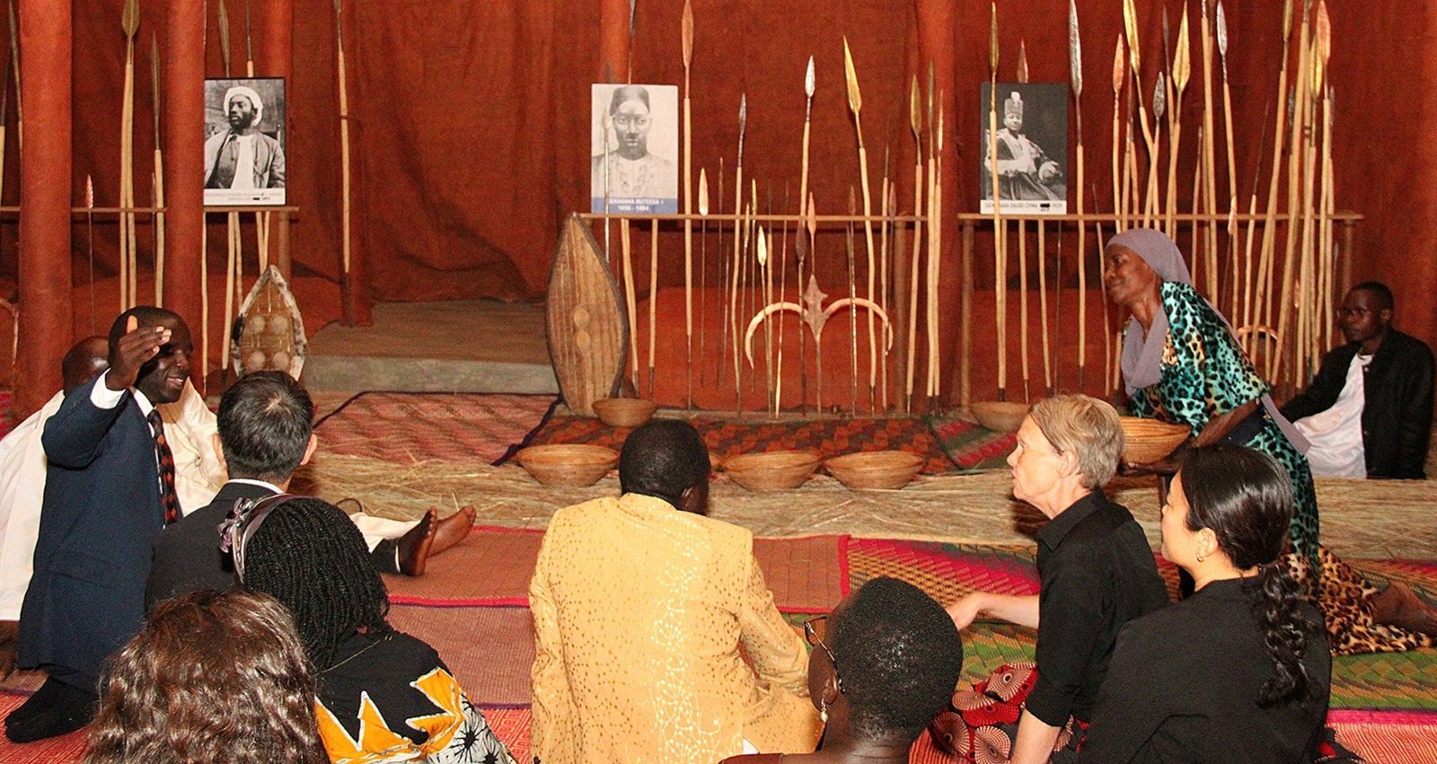 Omubaka wa UNESCO Louise Haxthausen alambudde amasiro g’e Kasubi okumanya omulimu gookugazzaawo wegutuuse