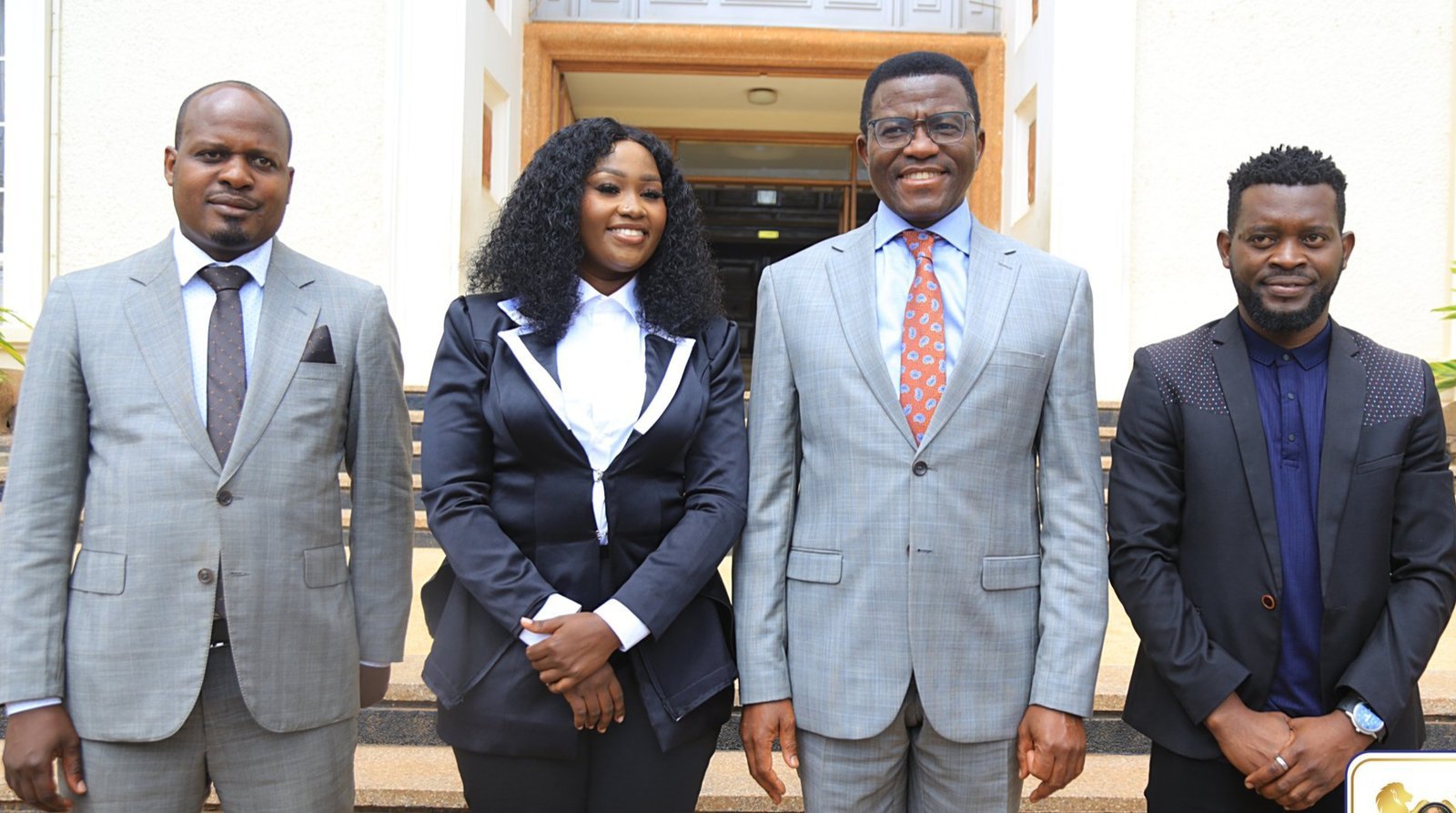 Omuyimbi Carol Nantongo akyaliddeko Katikkiro Mayiga  ku nteekateeka z’ekivvulu kye
