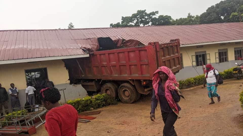 Omwaka guweze mulamba emmotoka ya Sino Truck lweyayiingirira essomero lya Kasaka SS n’etta abayizi – abazadde n’essomero bakukkuluma obwenkanya bukyabuze