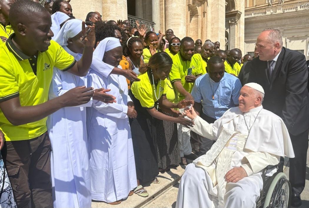 Paapa Francis alambudde bannauganda abaalamaze e Vatican