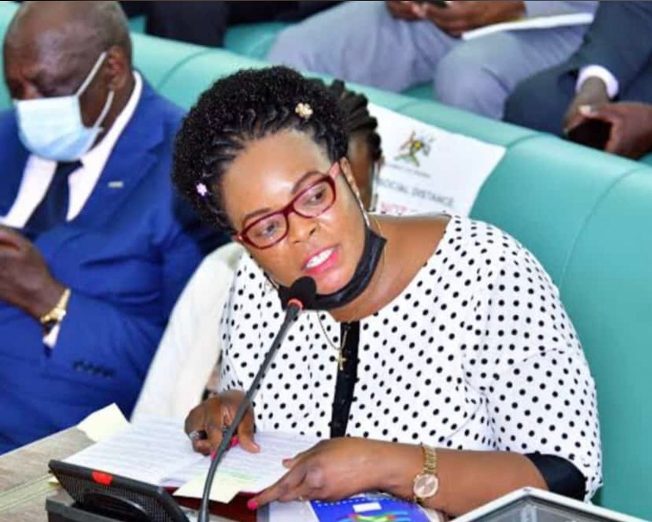 Parliament ekyatubidde n’ekiteeso ky’okuggya obwesige mu minister Persis Namuganza – president akyamulinamu obwesige