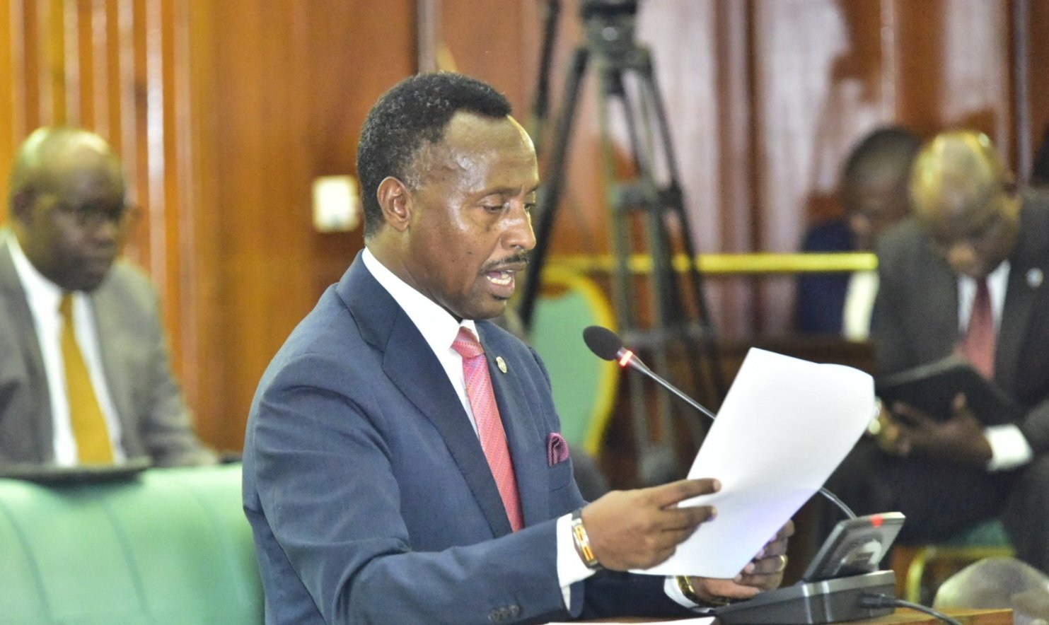 Parliament ya Uganda eyisizza ennoongosereza mu tteeka ly’emisolo – ebintu kampuni byeziwa abakozi baazo okubazaamu amaanyi n’okubasiima bissiddwako omusolo gwa VAT