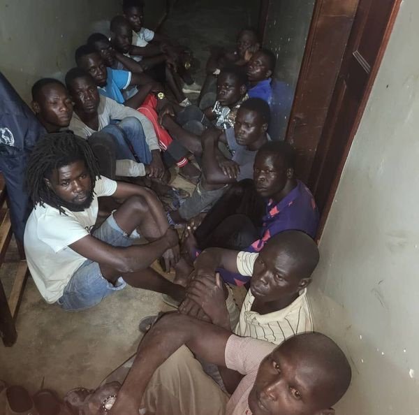 Police ekutte abalala 30 abagambibwa okutigomya abantu mu kitundu kye Kira